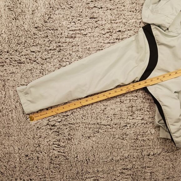 Reebok Women's Medium Hooded Fleece Lined Windbreaker Full zip up. Two pocket - Picture 6 of 7